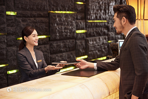 商務(wù)男性酒店服務(wù)臺辦理入住