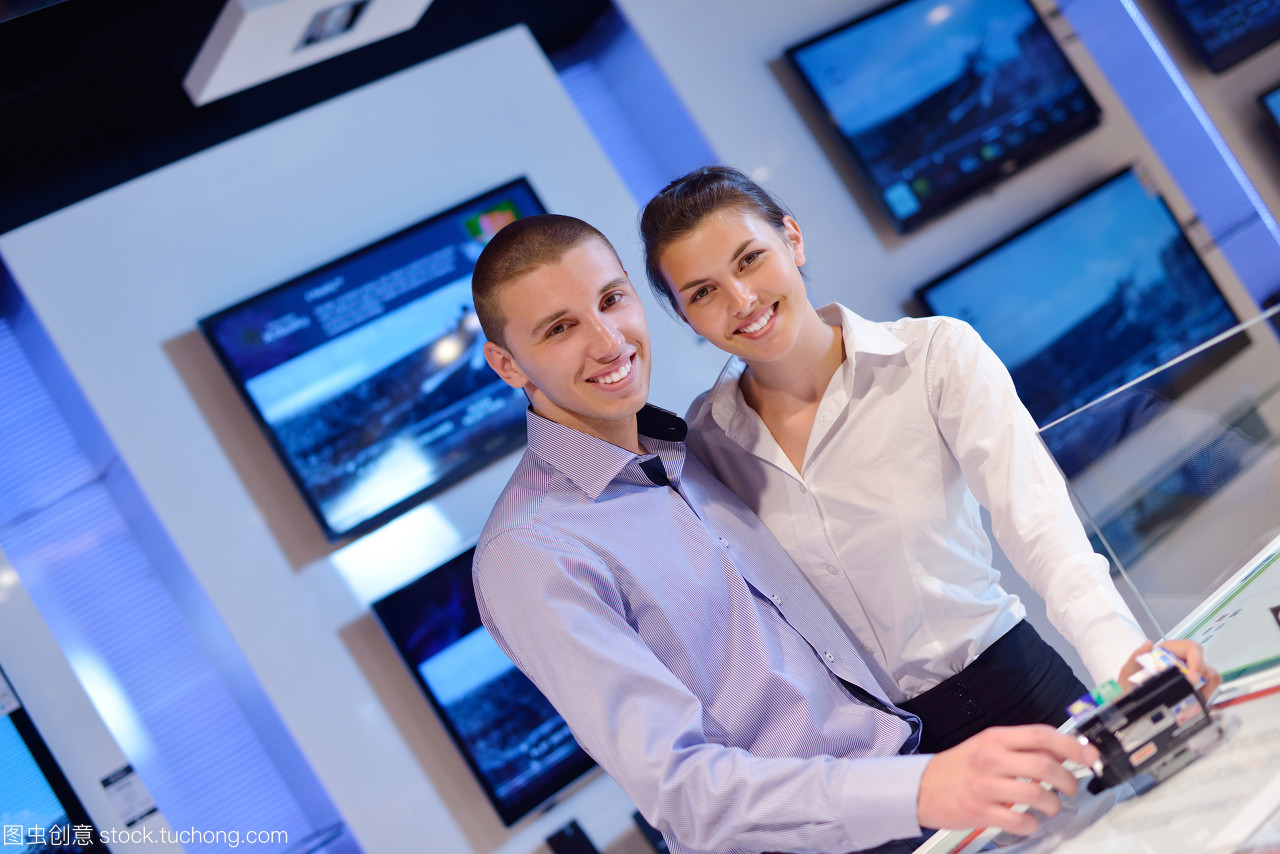 手提電腦,伉儷,筆記本電腦,筆記本,人物,人,電視機,商務,電視,商業,生意業務,生意,做生意,業務,技術院校,高科技,購,女性,女人,買,成年人,成年,購買,相機,購置,照相機,開麥拉,看著,男性,須眉,攝影機,男人,市場,現代,模特,市廛,摩登,新,幫助,新興,新的,全新,服務,擁戴,接濟,侍候,聲援,匡助,幫忙,幫襯,任事,支撐,血漿,純屏電視,肖像,增援,產品,人像,商店,技術,市肆,科技,伴侶,一般零售,白人,白種人,公司,企業,藍色,藍,計算機,消費者,電腦,顧客,家庭,數字的,數碼,主顧,平